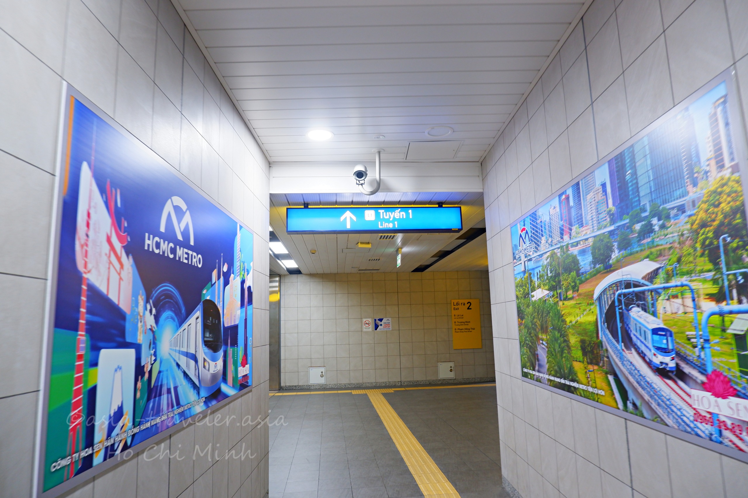 ホーチミン地下鉄ベンタン駅構内の案内通路とHCMCメトロの壁面ポスター